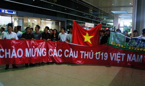 CĐV Việt Nam háo hức chờ đón đội U19