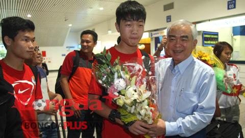 Hàng trăm người hâm mộ chào đón đội tuyển U19 Việt Nam