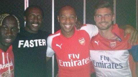 Henry và Giroud làm rò rỉ mẫu áo đấu mới của Arsenal?