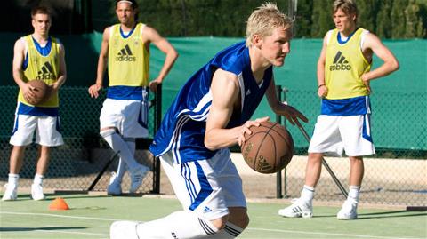 Schweinsteiger biểu diễn đá bóng vào rổ