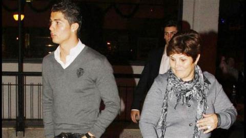 Mẹ và chị Ronaldo chia sẻ bí mật nhà CR7