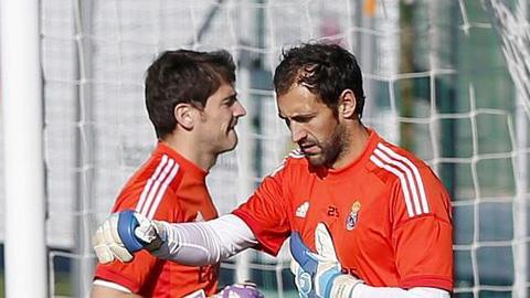 Casillas phớt lờ Diego Lopez trong đường hầm
