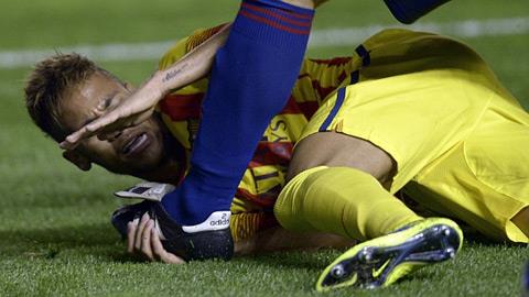 Barca phàn nàn Neymar bị chơi xấu: Biết rồi... khổ lắm... nói mãi...