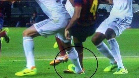 Barca cũng bị trọng tài “cướp” penalty