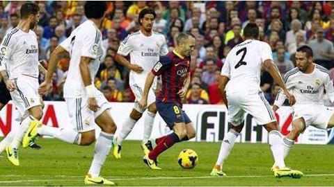 Iniesta lại bị “quây” bởi 5 cầu thủ