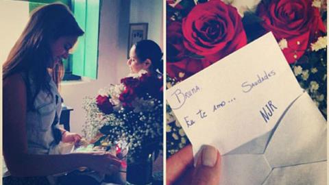 Neymar lấy nước mắt bạn gái bằng... hoa và thiệp