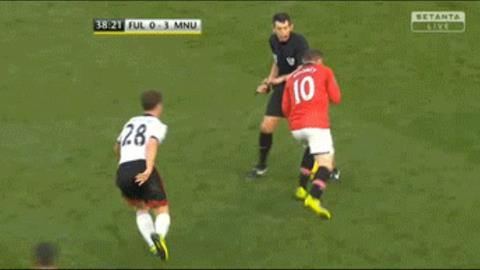 Rooney “xâu kim” cả trọng tài