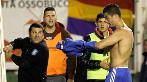 Ronaldo tặng áo CĐV nữ của Vallecano nhưng Ultra không cho nhận