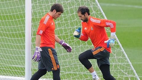 Lại nổ ra tranh cãi Diego Lopez hay Casillas bắt chính ở Real