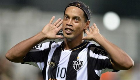 Ronaldinho lại thể hiện tuyệt kỹ trên sân tập