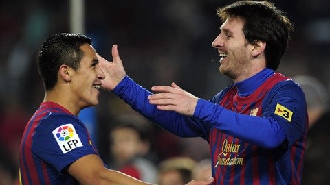 Alexis đã sánh ngang Messi