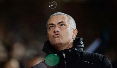 Mourinho hứng chí thổi bong bóng như con trẻ