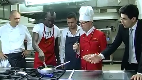 Chán đá bóng, Balotelli tìm niềm vui trong... bếp