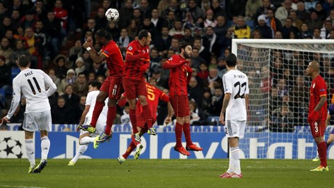 Bale sút phạt thành công theo "phong cách Ronaldo"