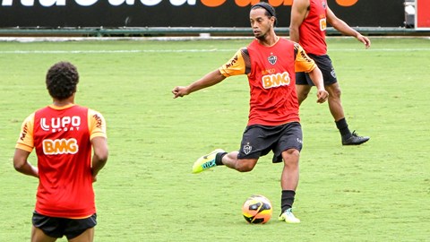 Ronaldinho lại làm "ảo thuật" trên sân tập