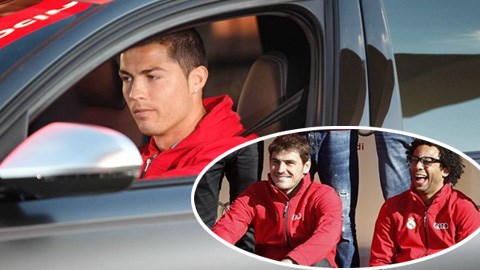 Vì sao Ronaldo nhăn nhó khi được tặng xe?