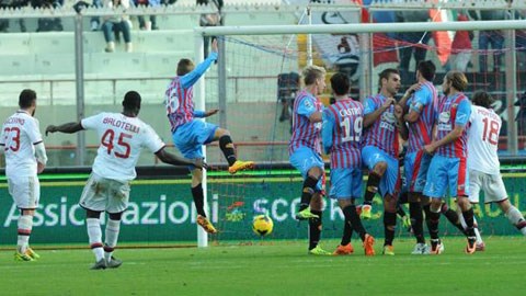 Kaka lại ghi bàn, Milan thắng trận đầu trên sân khách