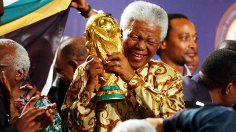 Thế giới bóng đá bày tỏ sự tiếc thương Nelson Mandela
