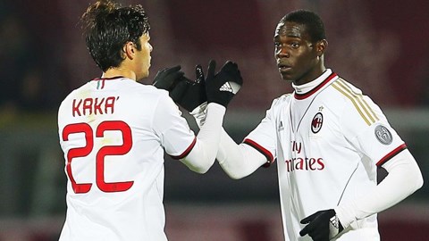 Cú sút phạt thần sầu của Balotelli giúp Milan thoát hiểm
