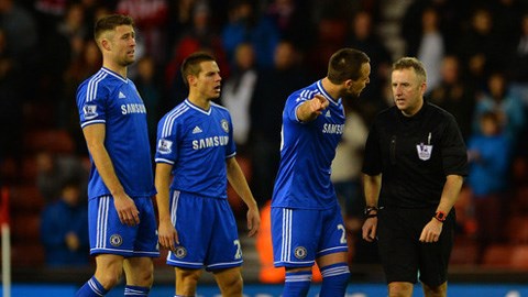 Mourinho bất lực nhìn hàng thủ Chelsea “tự sát"