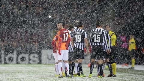 Ảnh + Video: Sân nhà của Galatasaray ngập trong tuyết trắng
