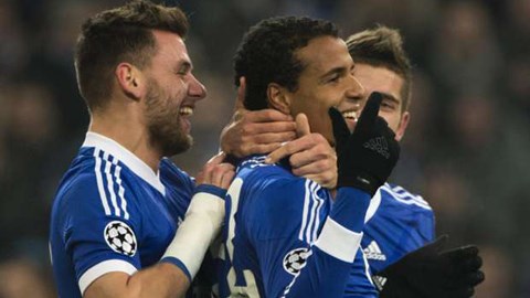 Cầu thủ Schalke sốc vì được... công nhận bàn thắng