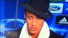 Neymar gây sốt khi "đóng giả" Michael Jackson đi họp báo