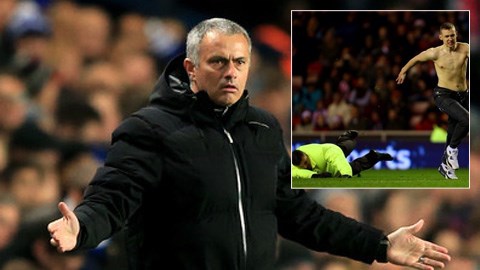 CĐV vào sân gây rối, Mourinho và Poyet được bữa cười