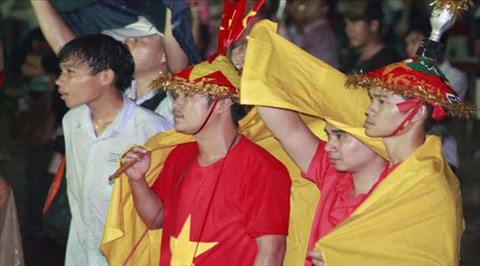 Xúc động cảnh CĐV "đội mưa" cổ vũ U23 Việt Nam