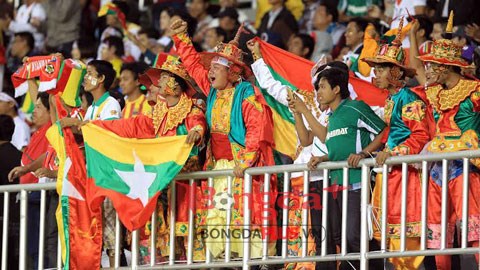 Khán giả Myanmar ồ ạt đến sân xem bóng đá nữ