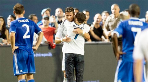 Ronaldo giúp đỡ "fan cuồng"