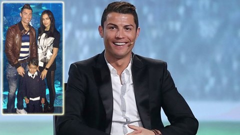 Ronaldo đưa bồ xinh và quý tử đi chơi Tết