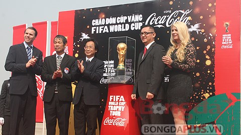 Lãnh đạo VFF đón Cúp Vàng FIFA tới Việt Nam