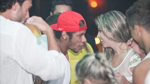 Neymar lại hục hặc  với người tình