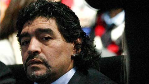 Maradona tự tin khoe "body" chuẩn