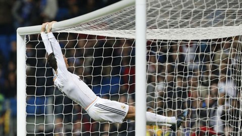Ronaldo căng thẳng khi Messi trở lại và ghi 2 bàn?