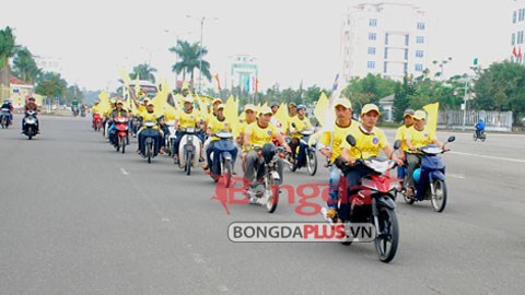 CĐV QNK Quảng Nam diễu hành trước trận đấu