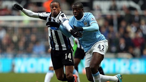 Newcastle 0-2 Man City: Lên đỉnh mướt mồ hôi