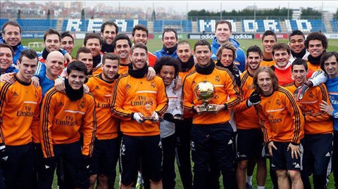 Cris Ronaldo ăn mừng “Quả bóng vàng” cùng các đồng đội