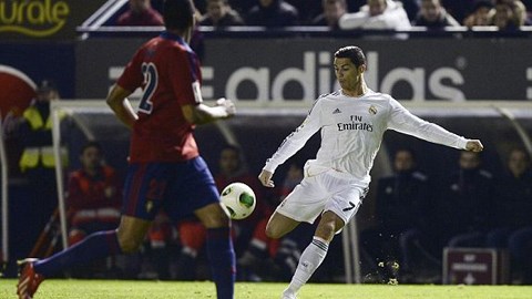 Thủ môn của Osasuna giúp Ronaldo "rửa" QBV 2013