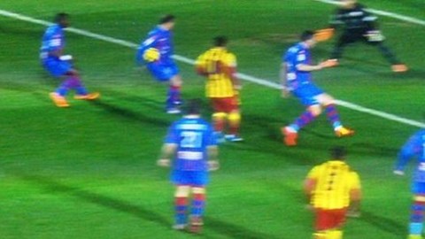 Barca bị trọng tài từ chối một quả penalty?