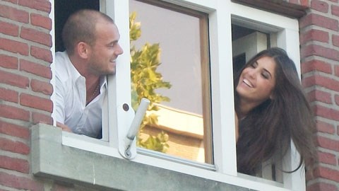 Vợ Sneijder vẫn chưa “đeo ba lô ngược”