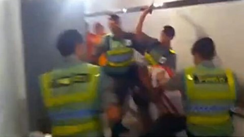 Cảnh sát Brazil đánh người dã man