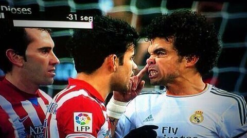 Pepe cho Diego Costa ăn... nước mũi