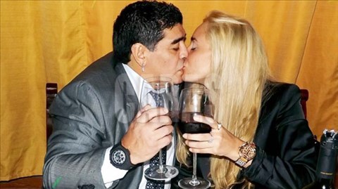 Maradona bỏ mặc con thơ, theo bồ chịu “trói”