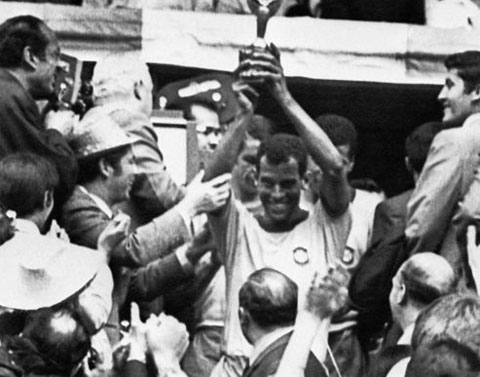 Đội trưởng Carlos Alberto nâng cao Cúp Nữ thần vàng giữa vòng vây người hâm mộ và phóng viên