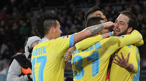 Napoli 3-1 Milan: Higuain lập cú đúp, Balotelli khóc ròng