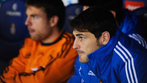Iker Casillas: Chuyện thánh, chuyện người