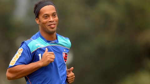 Ronaldinho lại biểu diễn kỹ thuật trên sân tập