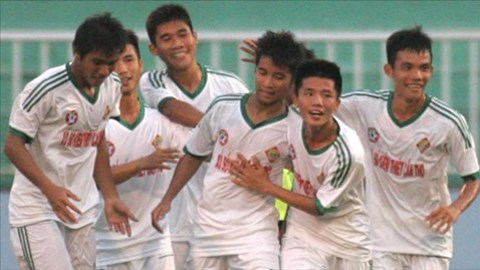 Cầu thủ U19 Cần Thơ gãy chân ở trận mở màn giải U19 QG 2014